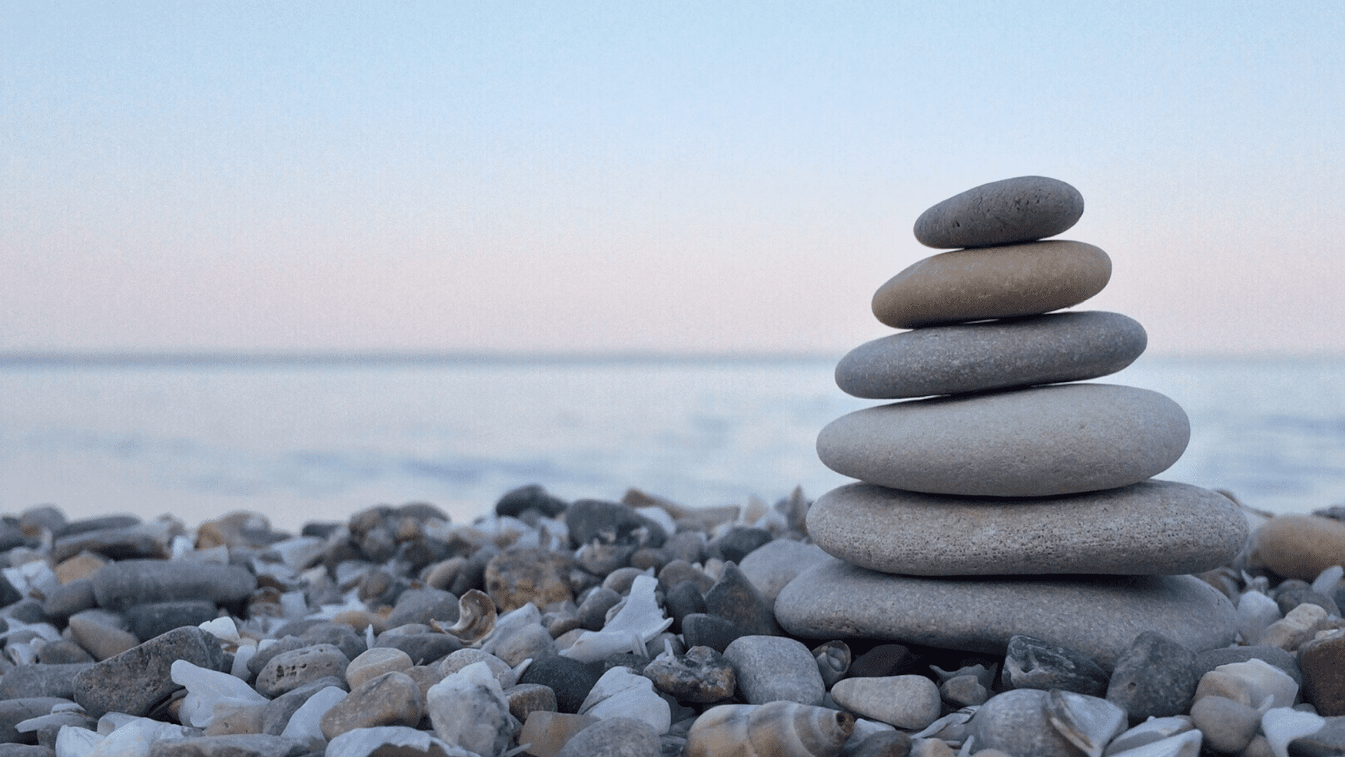 balancerende sten på strand