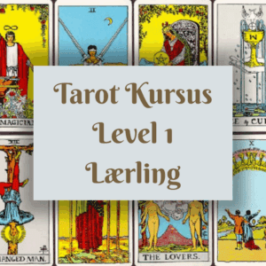Billedet viser 8 forskellige tarotkort som baggrund, i forgrund teksten Tarot Kursus Level 1 Lærling.