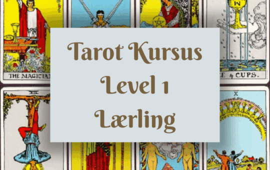 Billedet viser 8 forskellige tarotkort som baggrund, i forgrund teksten Tarot Kursus Level 1 Lærling.